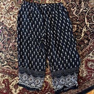 Kathie Lee 16/18 XL Black and White Patterned Pants with unique bottom print